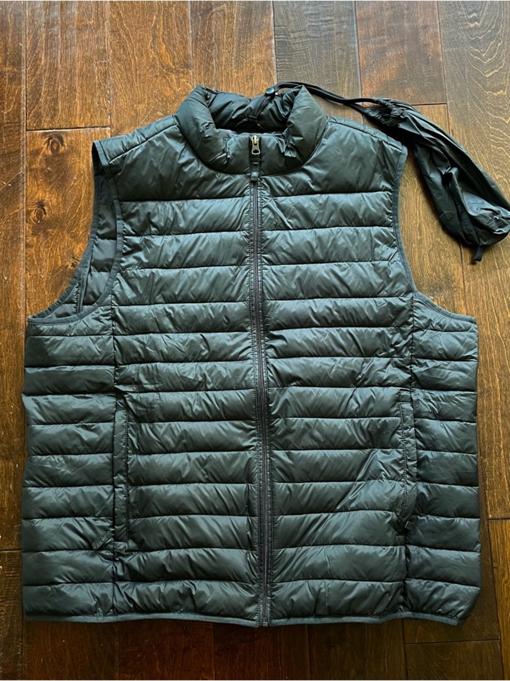 Amazon Essentials Men's Lightweight Water-Resistant Packable Puffer Vest
